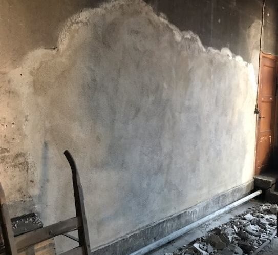 Lagad skada i vägg från lokstallet, Nora station