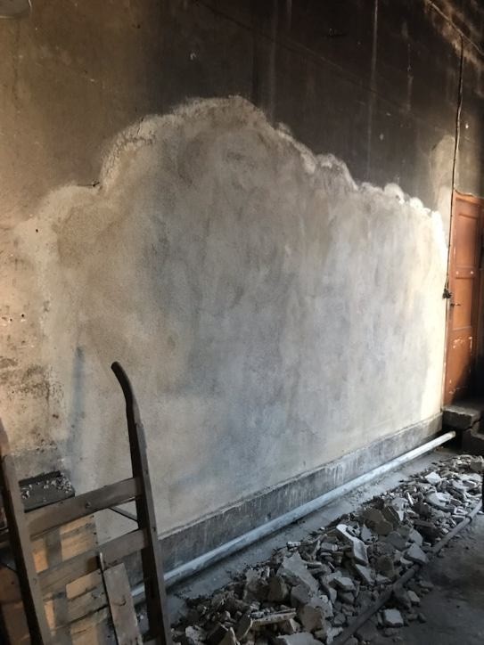 Lagad skada i vägg från lokstallet, Nora station